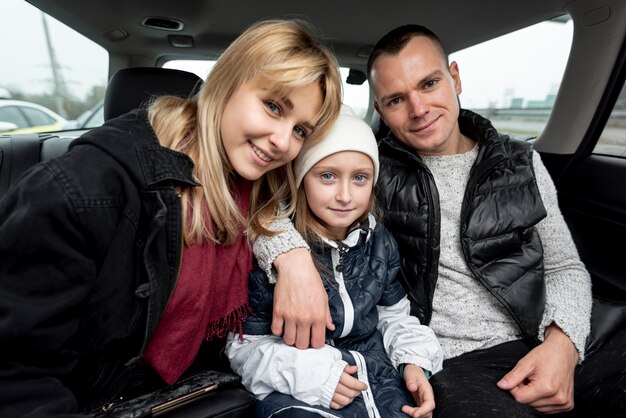 Portrait de famille heureuse en voiture