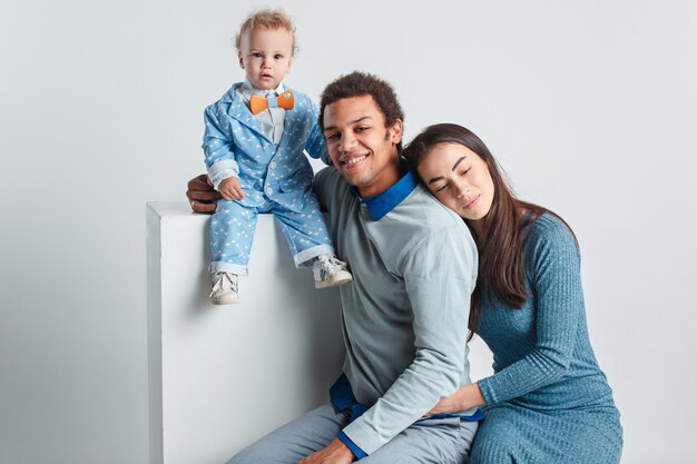 Portrait de famille heureux. Mariage interracial avec un bébé