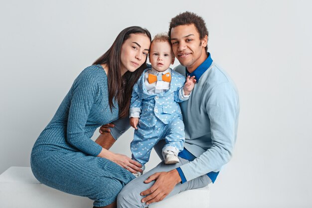 Portrait de famille heureux. Mariage interracial avec un bébé