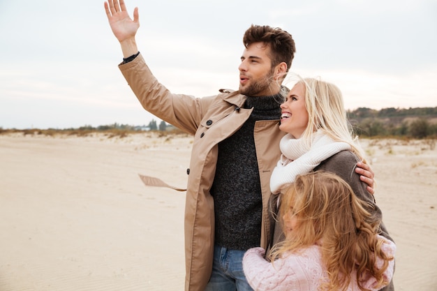 Portrait d'une famille joyeuse avec une petite fille