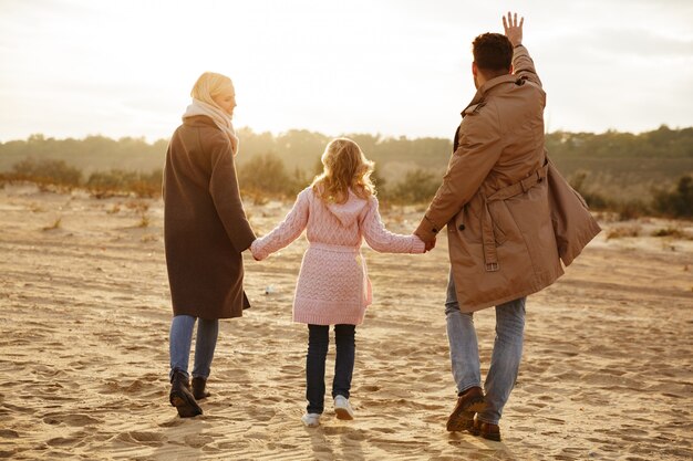 Portrait d'une famille joyeuse avec une petite fille