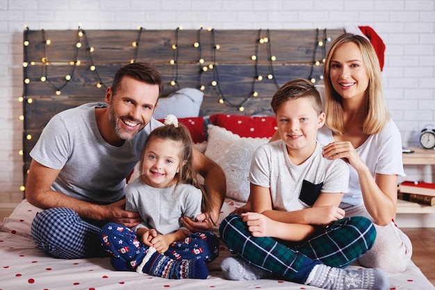 Portrait de famille passer le matin de Noël au lit