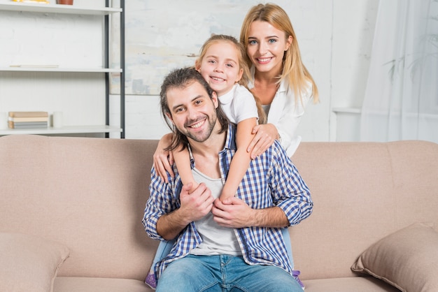 Portrait de famille sur le sofa