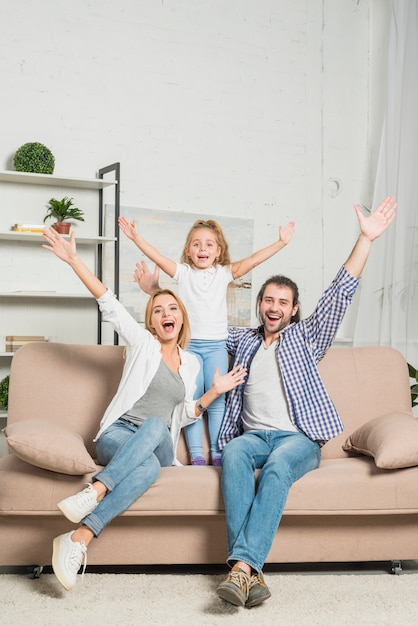 Portrait de famille sur le sofa