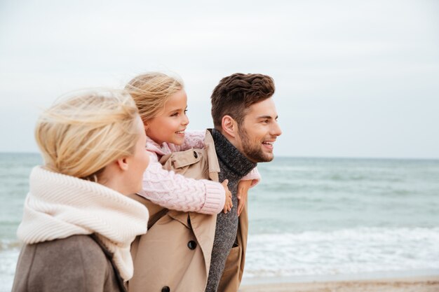 Portrait d'une famille souriante avec une petite fille