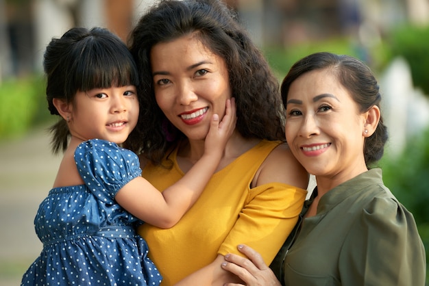 Portrait de famille de trois générations de femmes