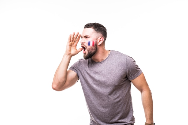 Portrait de fan de football de France crier laud soutien de l'équipe nationale de France sur fond blanc. Concept de fans de football.