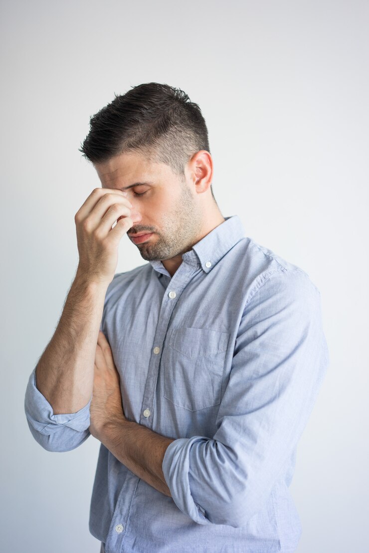 Photo gratuit portrait de fatigué jeune homme d&#39;affaires caucasien, frottant les yeux.