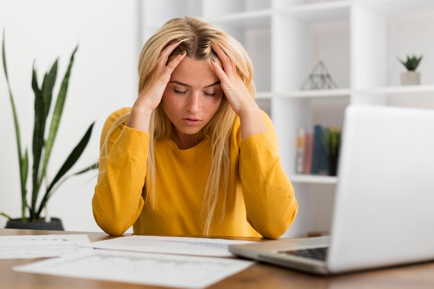 Portrait de femme adulte fatiguée du travail