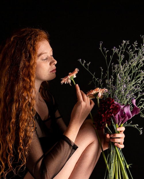 Portrait de femme adulte avec des fleurs colorées