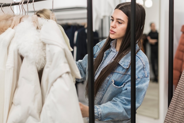 Portrait de femme adulte shopping