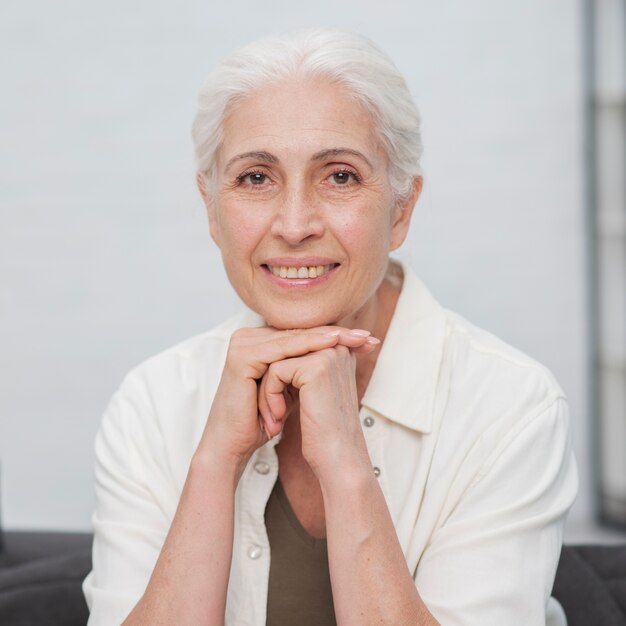 Portrait de femme adulte souriante