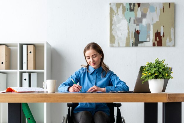 Portrait de femme adulte travaillant au bureau