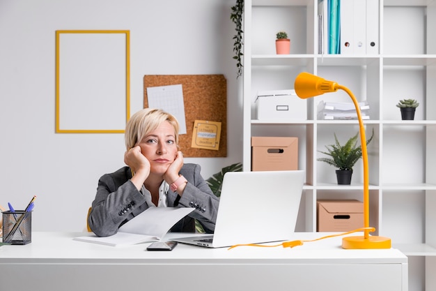 Photo gratuite portrait de femme d'affaires d'âge moyen au bureau