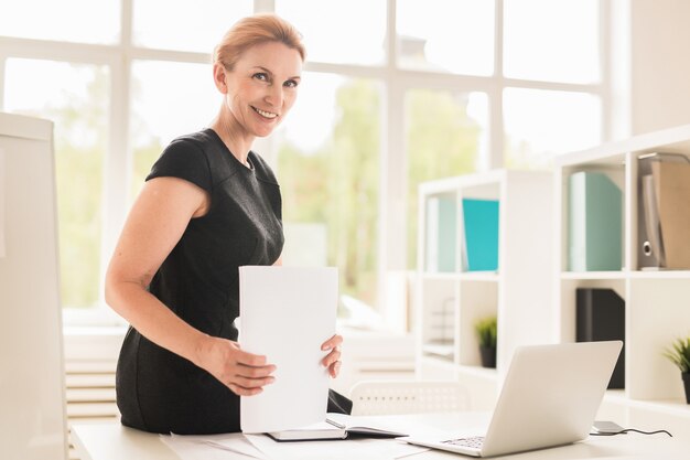 Portrait de femme d'affaires d'âge moyen