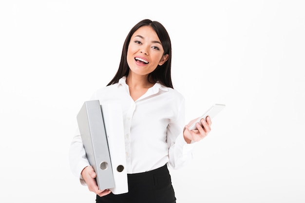 Portrait d'une femme d'affaires asiatique heureuse tenant des liants