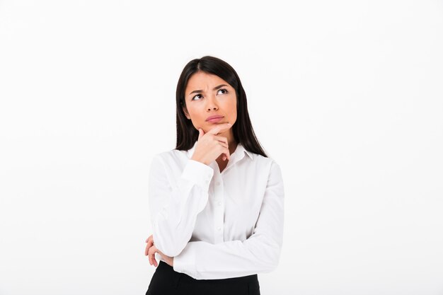 Portrait d'une femme d'affaires asiatique pensive