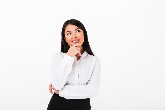 Portrait d'une femme d'affaires asiatique souriante pensant