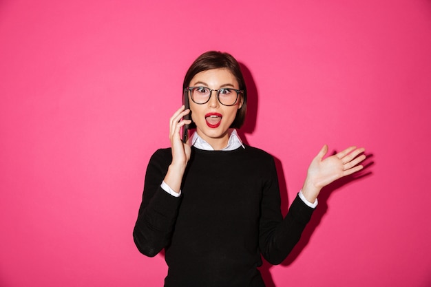 Portrait d'une femme d'affaires attrayante excitée