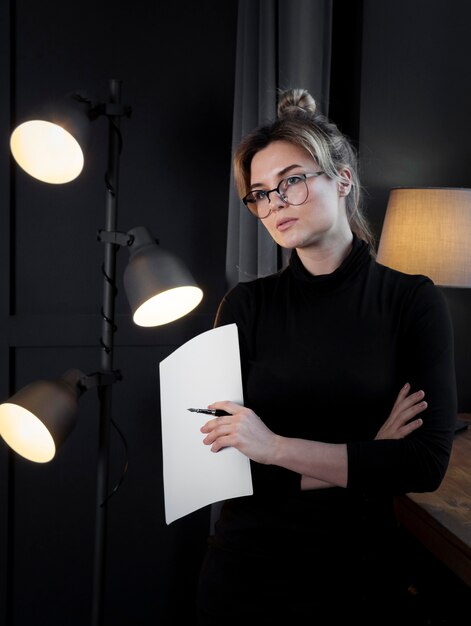 Portrait de femme d'affaires confiant posant