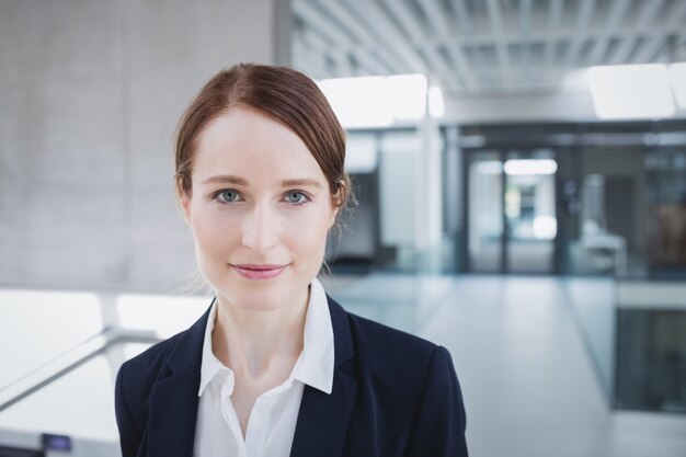 Portrait d'une femme d'affaires confiante