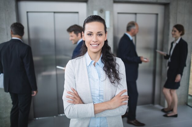 Portrait d'une femme d'affaires confiante