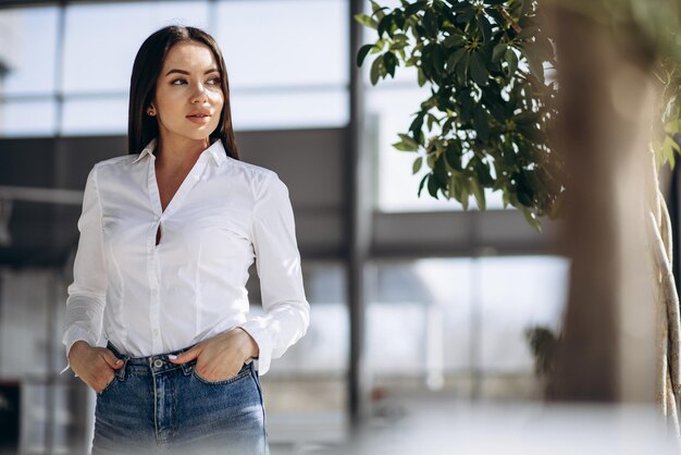 portrait, de, femme affaires, dans, chemise blanche, debout, dans, bureau