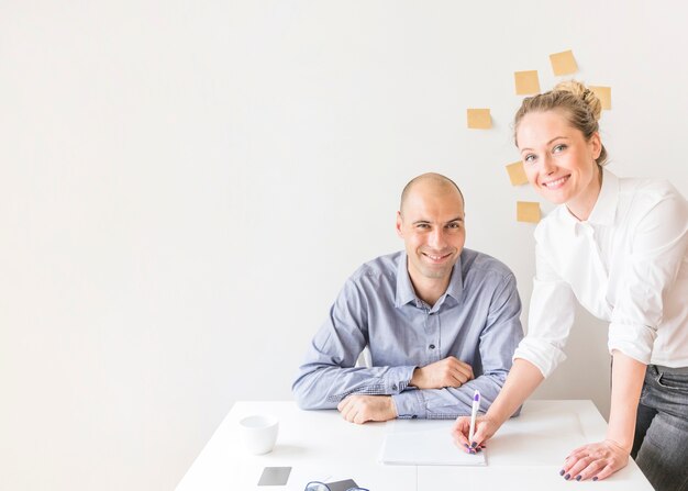 Portrait de femme d&#39;affaires et homme d&#39;affaires travaillant au bureau