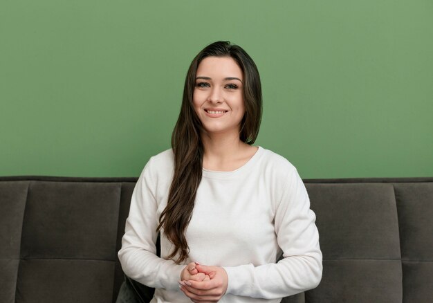 Portrait de femme d'affaires mignon assis sur un canapé