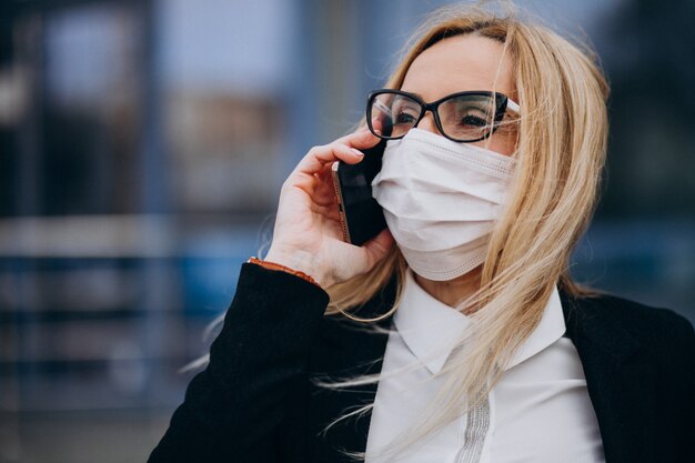 Portrait de femme d'affaires parler au téléphone