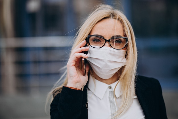 Portrait de femme d'affaires parler au téléphone