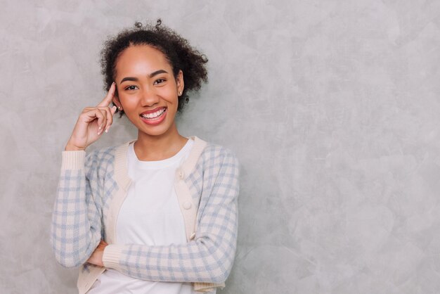 Portrait femme affaires pensée créative beauté dame noire fille afro-américaine isolée sur fond gris