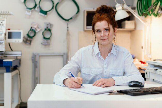 Portrait femme d'affaires propriétaire travaillant