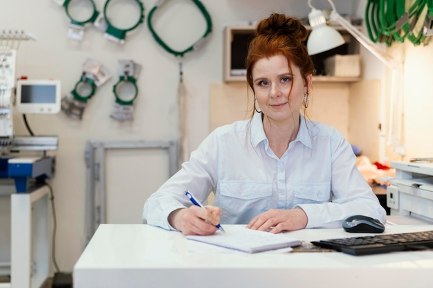 Portrait femme d'affaires propriétaire travaillant