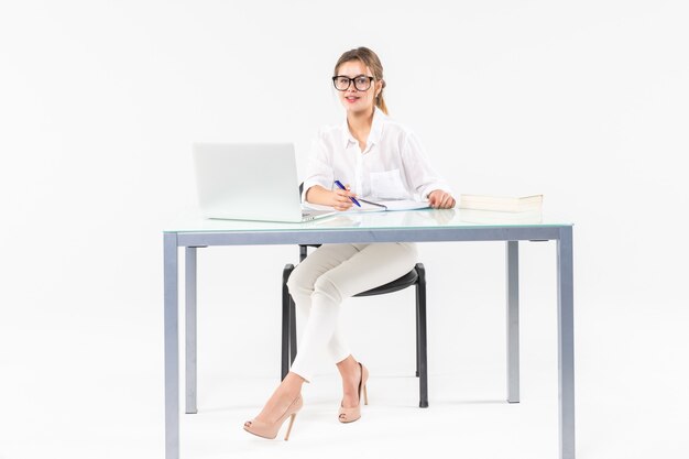 Portrait, femme affaires, séance, bureau, ordinateur portable, isolé, blanc, fond