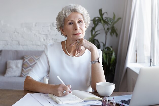 Un portrait de femme d'affaires senior travaillant à l'intérieur