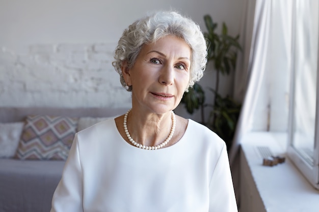 Photo gratuite un portrait de femme d'affaires senior