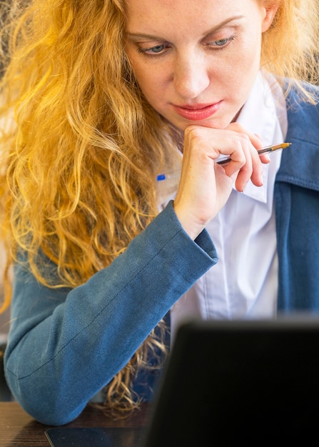 Portrait de femme d'affaires à son espace de travail