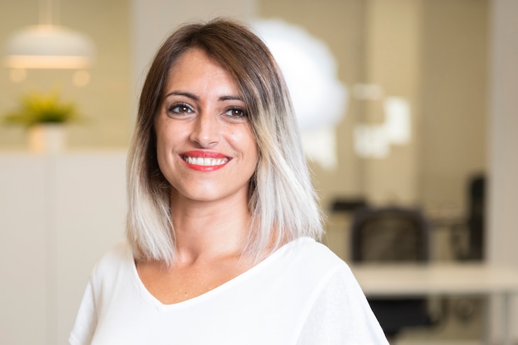 Photo gratuit portrait de femme d'affaires souriant