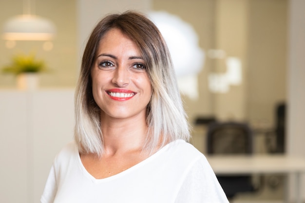 Portrait de femme d'affaires souriant