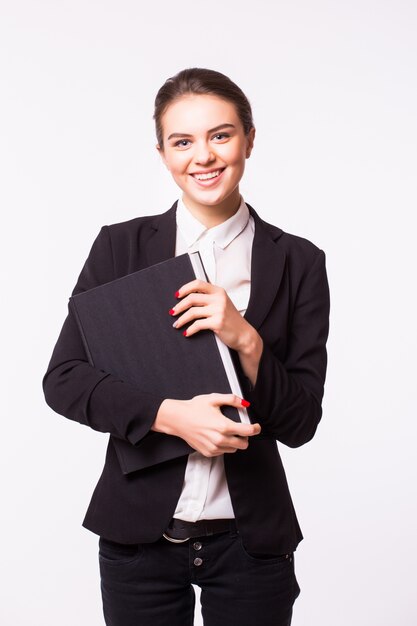 Portrait de femme d'affaires souriante heureuse avec dossier noir, isolé sur mur blanc