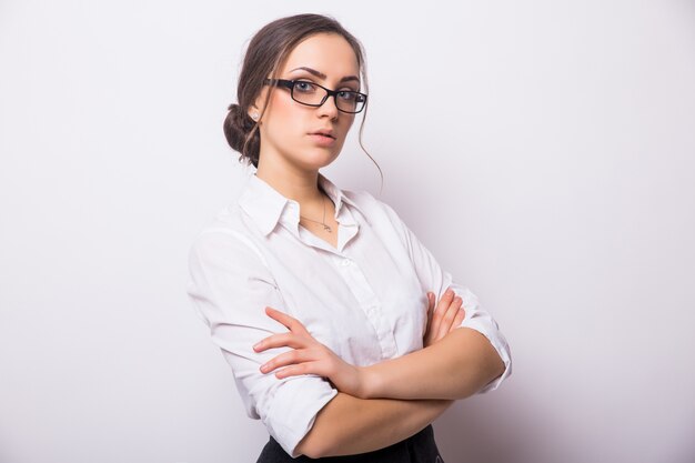 Portrait de femme d'affaires souriante, isolé sur mur blanc