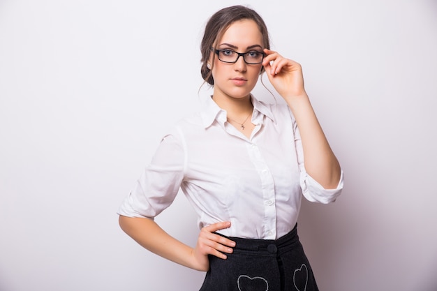 Portrait de femme d'affaires souriante, isolé sur mur blanc