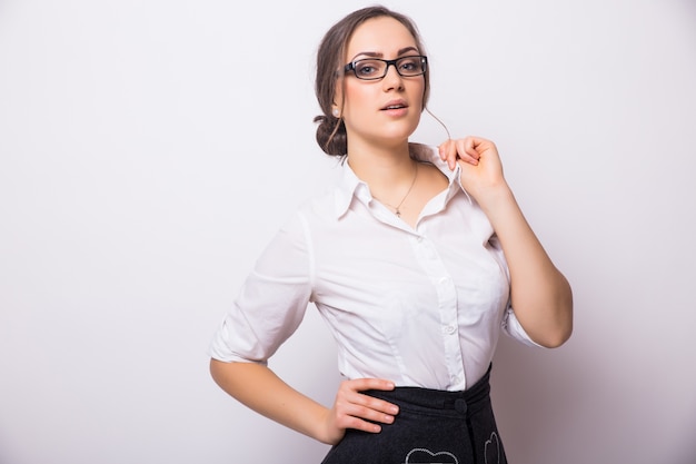 Portrait de femme d'affaires souriante, isolé sur mur blanc