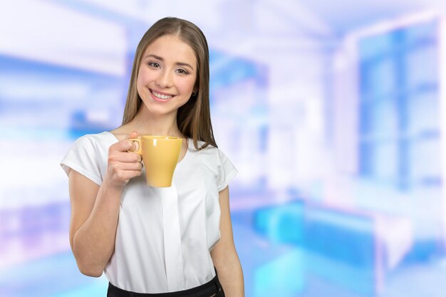 Portrait de femme d'affaires avec tasse