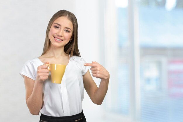 Portrait de femme d'affaires avec tasse