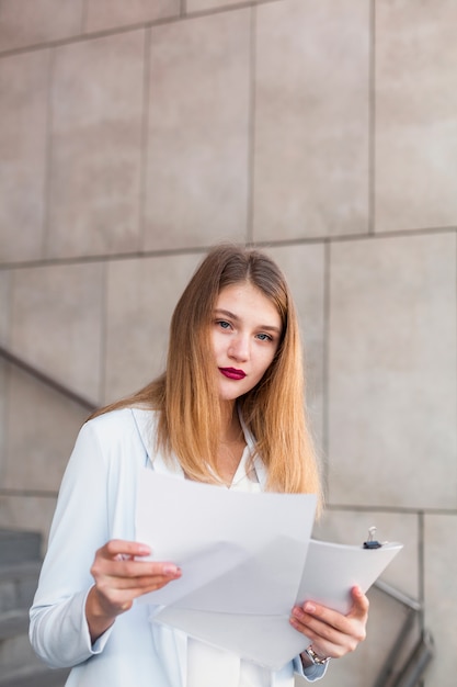 Photo gratuite portrait de femme d'affaires