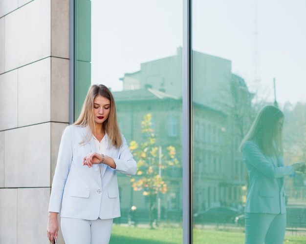 Photo gratuite portrait de femme d'affaires