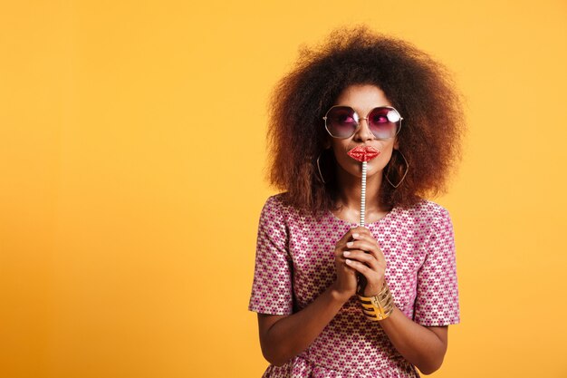 Portrait d'une femme afro-américaine drôle