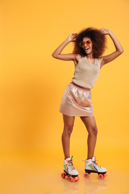 Portrait d'une femme afro-américaine joyeuse